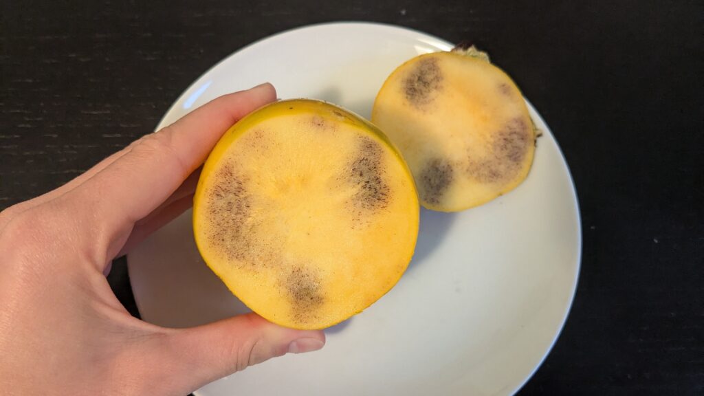 Dunkle Flecken in der Kaki: Wegwerfen oder noch genießbar?