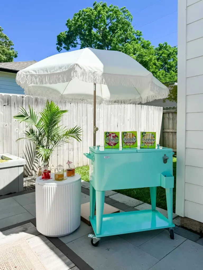 Fünf Tricks, mit denen Ihre Sommerparty im Freien tatsächlich entspannt bleibt (statt Stress)