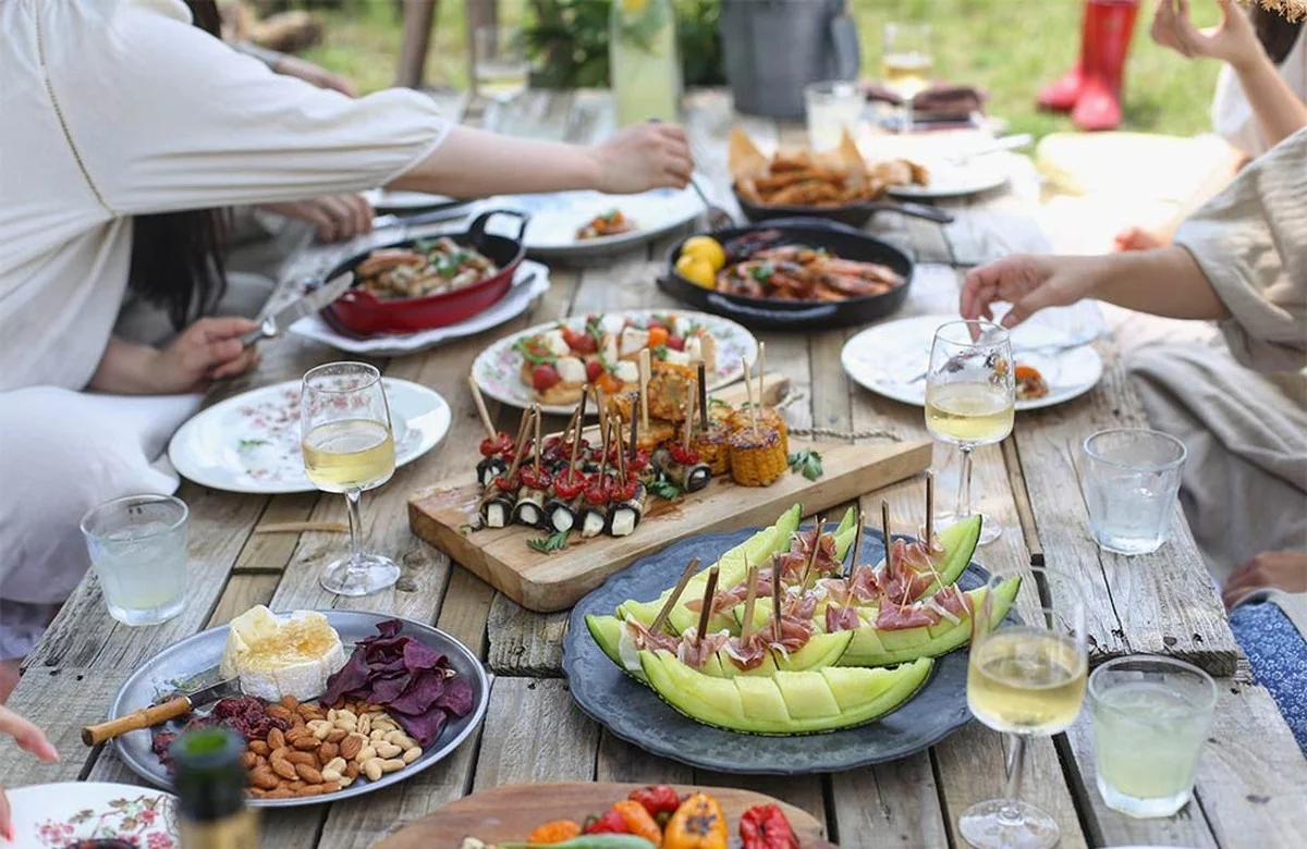 Fünf Tricks, mit denen Ihre Sommerparty im Freien tatsächlich entspannt bleibt (statt Stress) - image 2